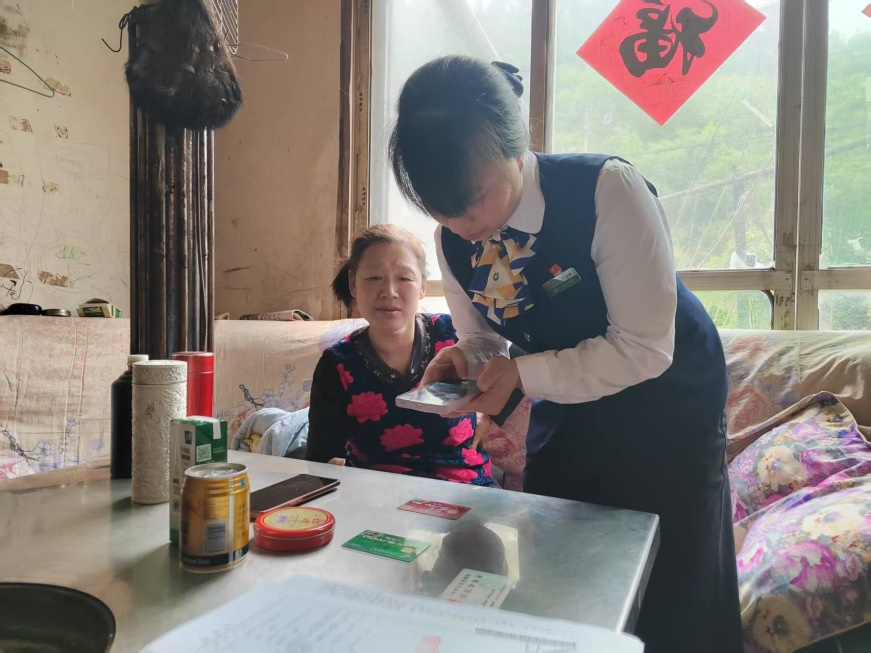 山城褶皱里的国寿温度：当数字服务遇见铁脚板坚守