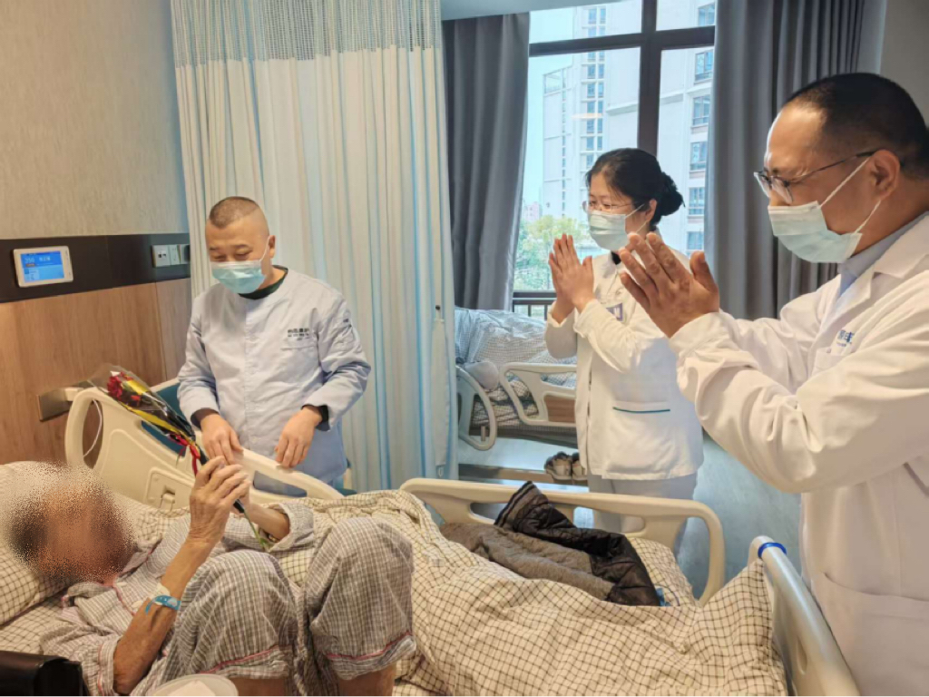 责任温度的“敬业福”，春节里的太保“医”靠